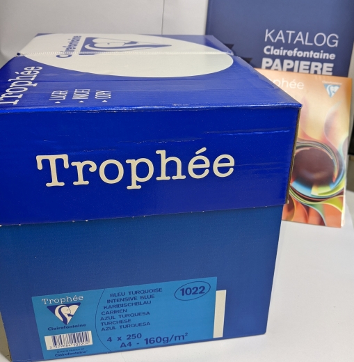 Karibischblau, Papier, A4, 160 g/qm, 1000 (4*250) Blatt, holzfrei, Trophée, fuer Copy+InkJet+Laser+Offset, Basteln, Drucken, Kopieren, Kreativ, FSC-Zertifikat, 1022C, 3329680102208