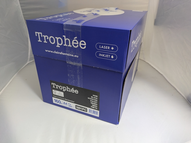 Schwarz, Papier, A4, 160 g/qm, 1000 (4x 250) Blatt im Karton, holzfrei, Trophée, fuer Copy+InkJet+Laser+Offset, Basteln, Drucken, Kopieren, Kreativ, FSC-Zertifikat, 1001PC, 3329680002829, Umweltfreundliche plastikfreie Einzelverpackung